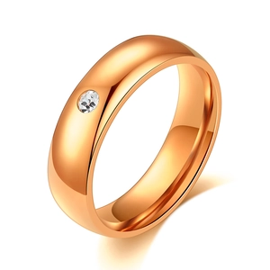 Anello 5mm in acciaio inossidabile oro rosa con zircone centrale su sfondo bianco