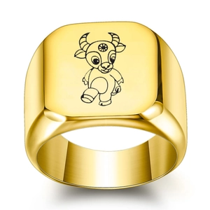 Détail d'une bague carrée en acier inoxydable plaqué or 18 carats avec gravure de bœuf