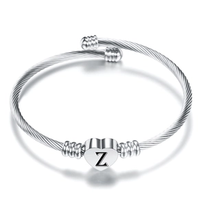 Dettaglio ravvicinato di un bracciale a cavo intrecciato argento con cuore e lettera Z