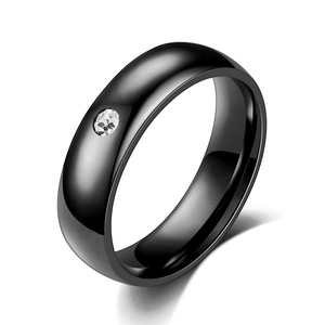 Anello 5mm in acciaio inossidabile nero con zircone cubico su sfondo bianco