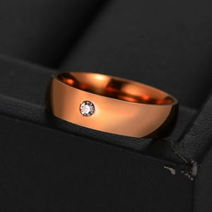Dettaglio anello 5mm in acciaio oro rosa con diamante rotondo incastonato a castone
