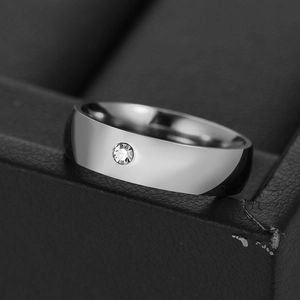Dettaglio ravvicinato di un anello in acciaio lucido da 5mm con diamante su scatola regalo