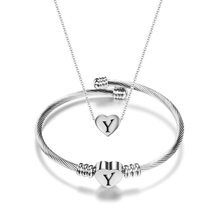 Detailansicht von silbernem Herzanhänger Halskette und Armband Set mit Gravur Buchstabe Y