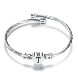 Dettaglio del bracciale in acciaio inossidabile intrecciato con cuore inciso lettera T