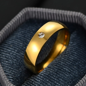 Dettaglio di un anello da 5 mm in acciaio inossidabile dorato lucido con piccolo diamante