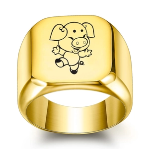 Détail d'une bague carrée en acier doré 18K avec gravure de cochon de dessin animé