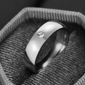 Dettaglio di un anello in acciaio inossidabile da 5mm con diamante incastonato a castone