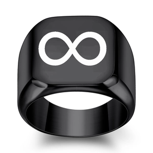 Makro-Detail des mattschwarzen Edelstahlrings mit weiß lasergraviertem Unendlichkeitssymbol