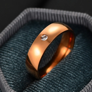 Dettaglio di un anello in acciaio oro rosa da 5mm con zircone in scatola di velluto