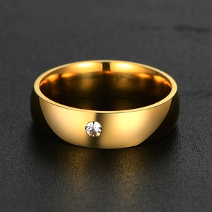 Macro di un anello da 5mm in acciaio placcato oro con zircone centrale lucente