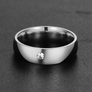 Dettaglio di un anello in acciaio inossidabile da 5 mm con zircone centrale incastonato