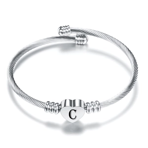 Bracciale rigido a cavo in acciaio inossidabile argento con ciondolo a cuore lettera C