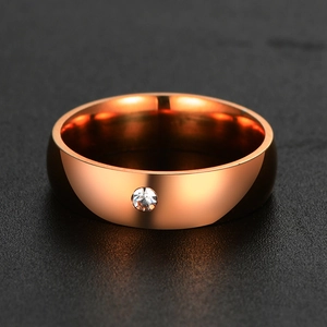 Dettaglio dell'anello da 5mm in acciaio inossidabile oro rosa con zircone incastonato