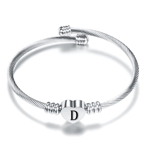 Bracciale in filo di acciaio intrecciato argento con cuore inciso lettera D