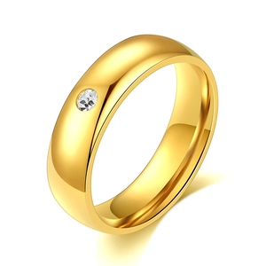 Anello in acciaio inossidabile dorato 5mm lucido con un diamante al centro