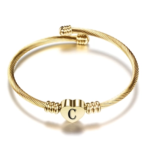 18K vergulde kabelarmband met een hartvormige hanger en gegraveerde letter C