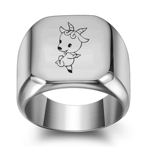 Détail d'une bague carrée argentée avec gravure de chèvre mignonne sur acier poli brillant
