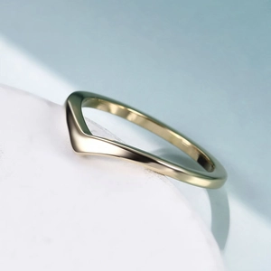 Makrodetail eines 18K vergoldeten V-förmigen minimalistischen Rings mit poliertem Finish