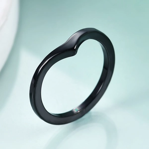 Nahaufnahme eines 5mm schwarzen V-förmigen Edelstahlrings mit poliertem geometrischem Finish