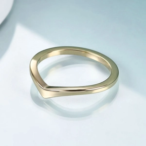 Nahaufnahme eines 5mm goldfarbenen V-förmigen Edelstahlrings mit polierter Oberfläche