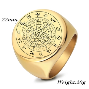 Macro di anello a sigillo dorato con incisione laser di segni zodiacali e simboli astrologici