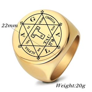 Dettaglio dell'anello con sigillo dorato in acciaio inossidabile con rune e diametro 22mm