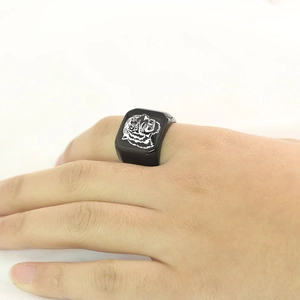 Detail van een zwarte vierkante roestvrijstalen ring met lasergeëtst wit tijgerkop ontwerp