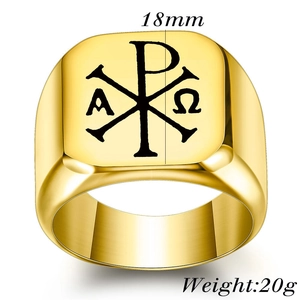 Makroansicht des 18mm goldenen Edelstahl-Siegelrings mit christlichem Chi-Rho-Symbol