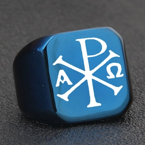 Makroaufnahme von blauem Siegelring aus Edelstahl mit religiösem Chi-Rho und Alpha-Omega-Symbol