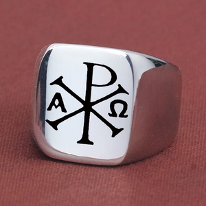 Detail eines silbernen Siegelrings aus Edelstahl mit gravierten Chi-Rho-Symbolen