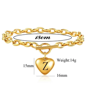 Detail van 18K goud roestvrijstalen hartvormige hanger met letter Z en OT-kapittelsluiting