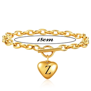 Detail van 18K goud roestvrijstalen schakelarmband met OT-sluiting en hart hanger met letter Z