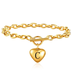 18K vergulde roestvrijstalen schakelarmband met hart 'C' bedel en een OT-knevelsluiting
