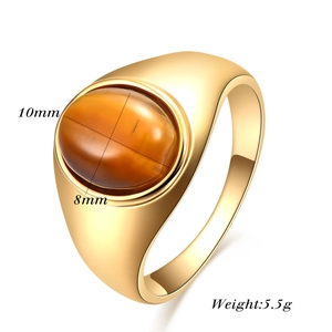 Vue détaillée d'une pierre œil de tigre ovale 10mm sertie sur une bague vintage en acier doré