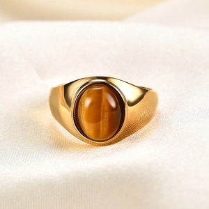 Bague chevalière en acier doré 18 carats avec pierre œil de tigre sur soie beige