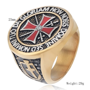 Goldener Templerring mit rotem Kreuz und Edelstein auf weißem Hintergrund