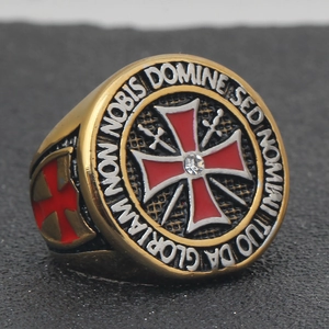 Templerorden Ring aus Gold-Silber-Stahl mit rotem Kreuz und lateinischer Gravur