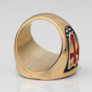 Herren Kreuzritter Ring aus goldenem Edelstahl mit rotem Kreuz im Vintage-Schilddesign