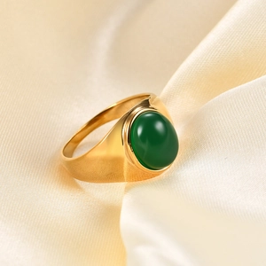 Gros plan détaillé de la bague en acier doré 10mm avec pierre œil de tigre ovale verte