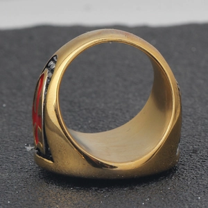 Goldener Templerring aus Edelstahl mit rotem Kreuz-Relief und breitem Band-Design