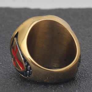 Goldener Kreuzritter-Ring für Herren mit rotem Tempelritterkreuz auf schwarzem Grund