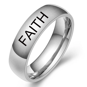 Anillo de acero inoxidable plateado pulido con letras FAITH grabadas con láser