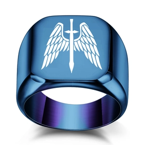 Anello con sigillo in acciaio inossidabile blu lucido con logo spada e ali di angelo