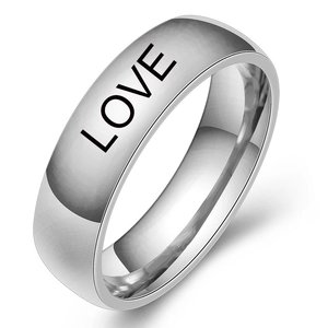 Vista macro de anillo de acero inoxidable de 5mm con texto Love grabado con láser negro