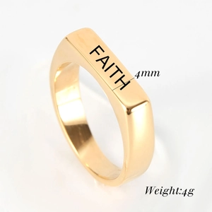Detail eines 4mm Gold-Edelstahlrings mit lasergraviertem FAITH-Schriftzug auf poliertem Band