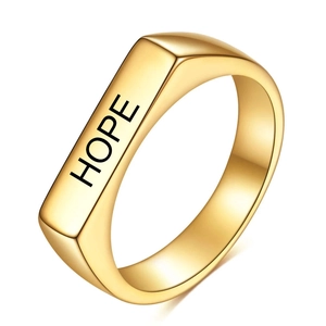 Polierter goldener Edelstahlring 4mm mit graviertem HOPE-Schriftzug auf rechteckigem Steg