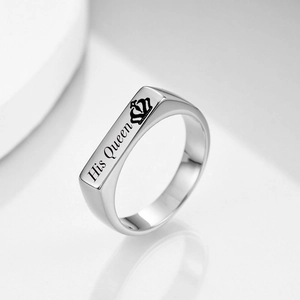 Makro-Detail des rechteckigen Metallrings mit His Queen Gravur und Kronensymbol