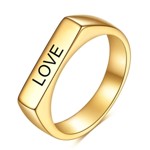 Minimalistischer 4mm goldener Edelstahlring mit laser-graviertem LOVE Schriftzug