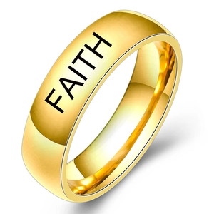 Detalle de anillo de acero inoxidable dorado pulido con grabado FAITH en negro