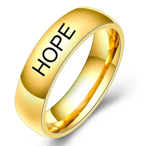Primer plano de anillo dorado de 5mm en acero inoxidable con texto HOPE grabado a láser